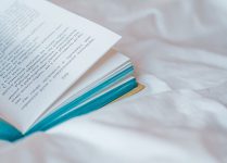 ספר באנגלית על מיטה לבנה