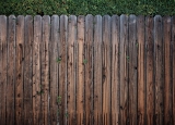 התקנת גדר עץ בחצר