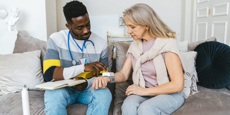 איך לבחור שירותי סיעוד איכותיים ולחסוך כסף